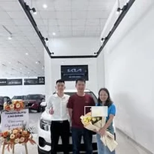 Kia Cao Bằng - Khách hàng tham khảo xe thực tế tại Trùng Khánh.