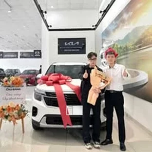 Kia Cao Bằng - Hỗ trợ khách kiểm tra xe trước khi nhận.