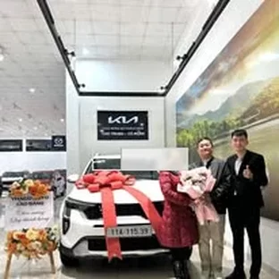 Kia Cao Bằng - Hỗ trợ khách kiểm tra xe trước khi nhận.
