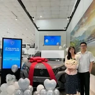 Kia Cao Bằng - Khách hàng tham khảo xe thực tế tại Trùng Khánh.